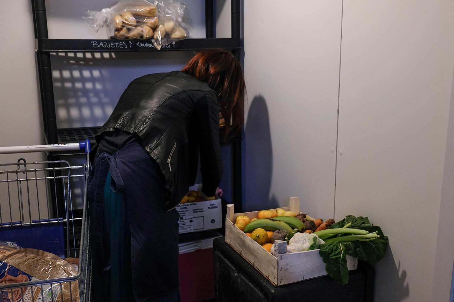 Laurie sort un premier panier composé exclusivement de fruits et légumes © Globe Reporters