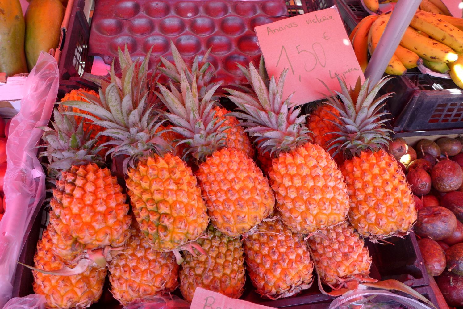 Vous demandiez si des fruits étaient importés ? Et bien malgré le soleil, la réponse oui. Pas l’ananas Victoria en tout cas, qui pousse très bien ici à La Réunion.
