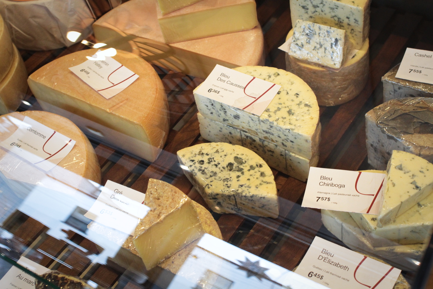 Des bleus d’Europe et du Québec à vendre dans la fromagerie.