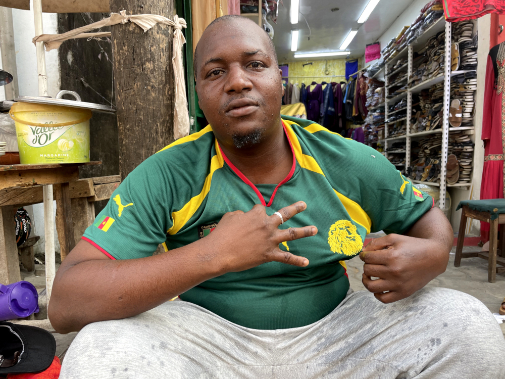 François, commerçant à Douala, supporter des Lions indomptables, l’équipe nationale de football du Cameroun © Globe Reporters
