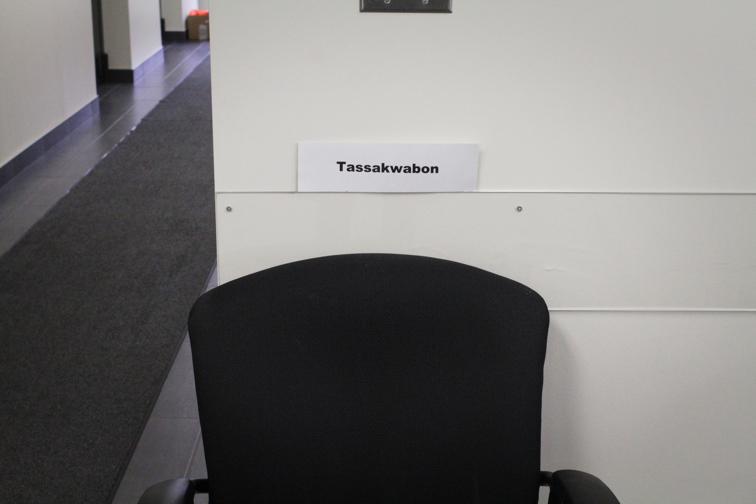Dans le hall d’entrée, ces objets ont leurs traductions en langue abénakise. Une chaise se dit « tassakwabon » (tassakouabonne).