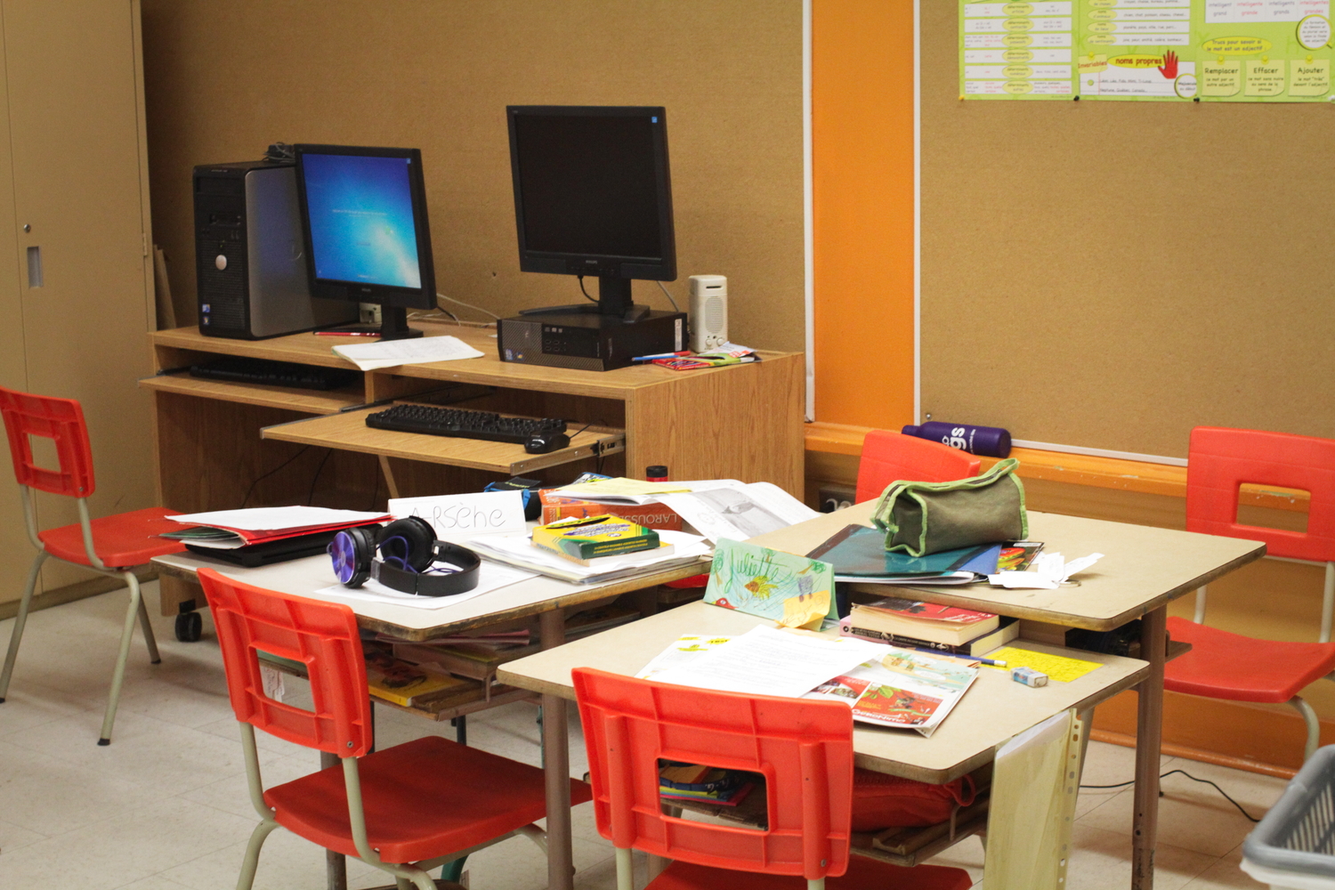 Des bureaux d’élèves dans la classe. Ils sont toujours installés de cette manière pour qu’ils puissent travailler en groupe.
