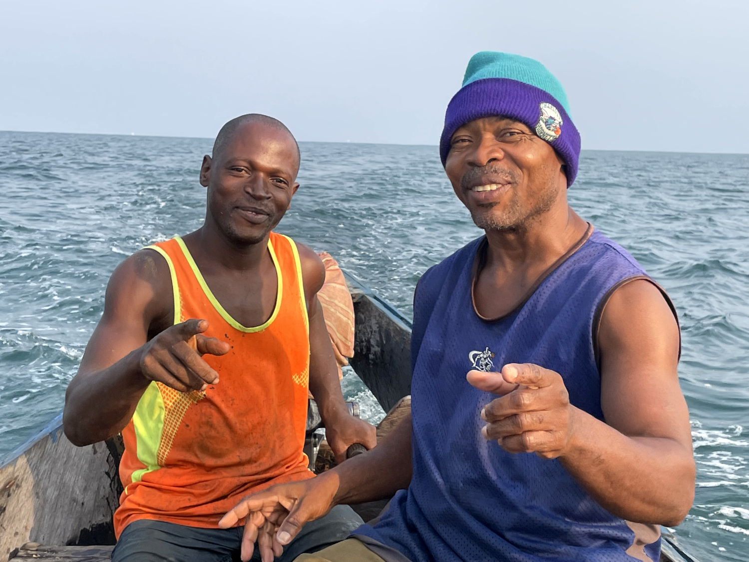 La pêche ne fut pas miraculeuse mais après plusieurs jours restés à terre pour cause de mauvaise mer, il était temps de pouvoir vendre et manger un peu de poisson © Globe Reporters