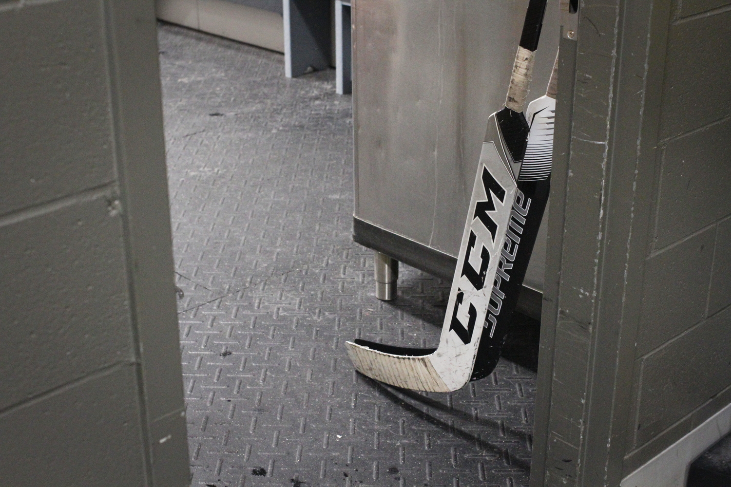 Une crosse de hockey laissée dans un vestiaire.