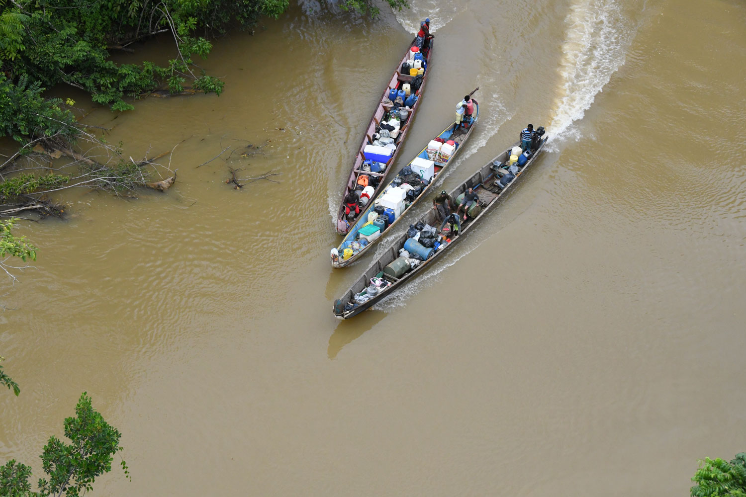 Un groupe d’orpailleurs en pirogue – crédit Parc amazonien