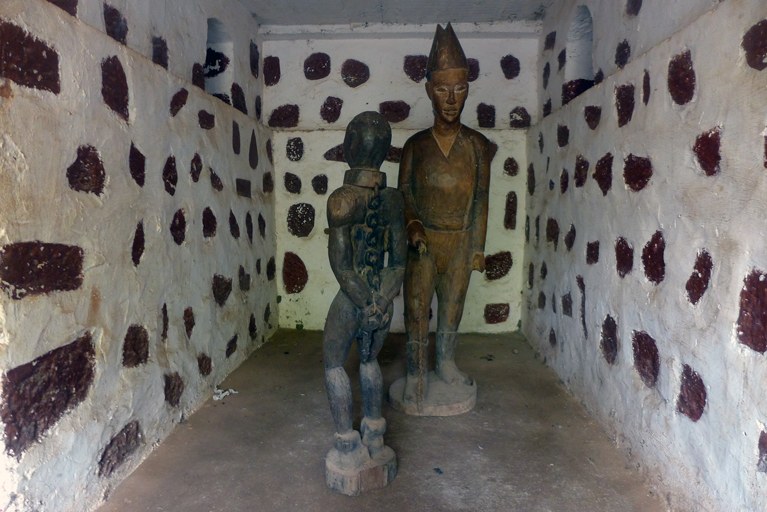 Statues d’un négrier et son esclave dans la cave où étaient cachés les esclaves avant leur départ pour l’Amérique après l’abolition de la traite négrière.