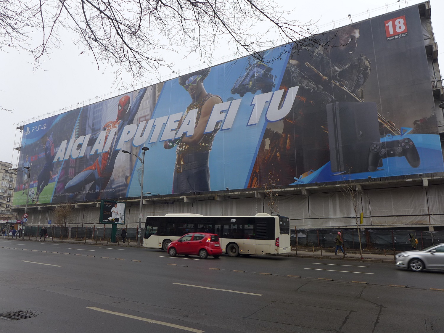 Publicité géante pour des jeux vidéo dans une rue de Bucarest.