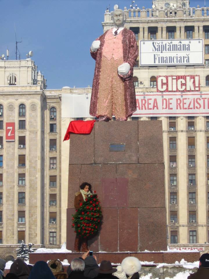La première œuvre installée sur le socle de Lénine, dans le cadre du « Project 1990 » : une statue de Lénine en polystyrène, signée Ioana Ciocan.