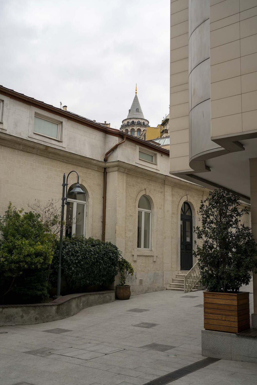 La cour du lycée a vue sur la tour de Galata, un lieu historique d’Istanbul © Globe Reporters