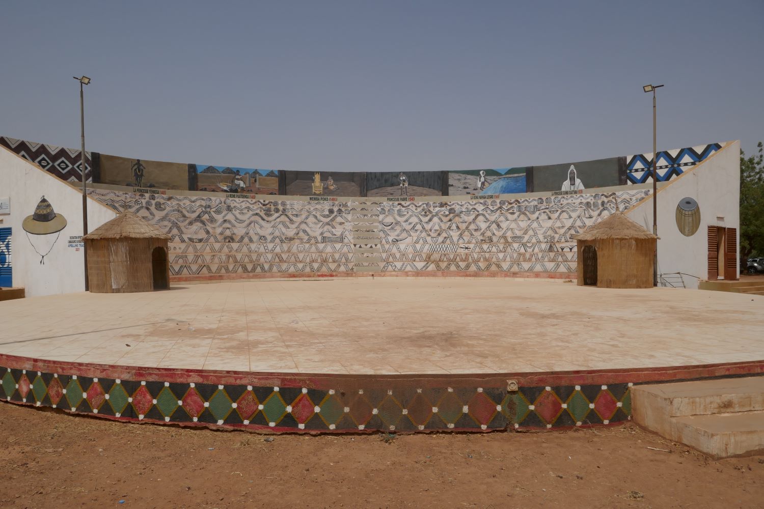 Amphithéâtre pour des évènements en plein air avec, au-dessous, des représentations des femmes reines et des leaders de l’histoire des peuples burkinabés © Globe Reporters