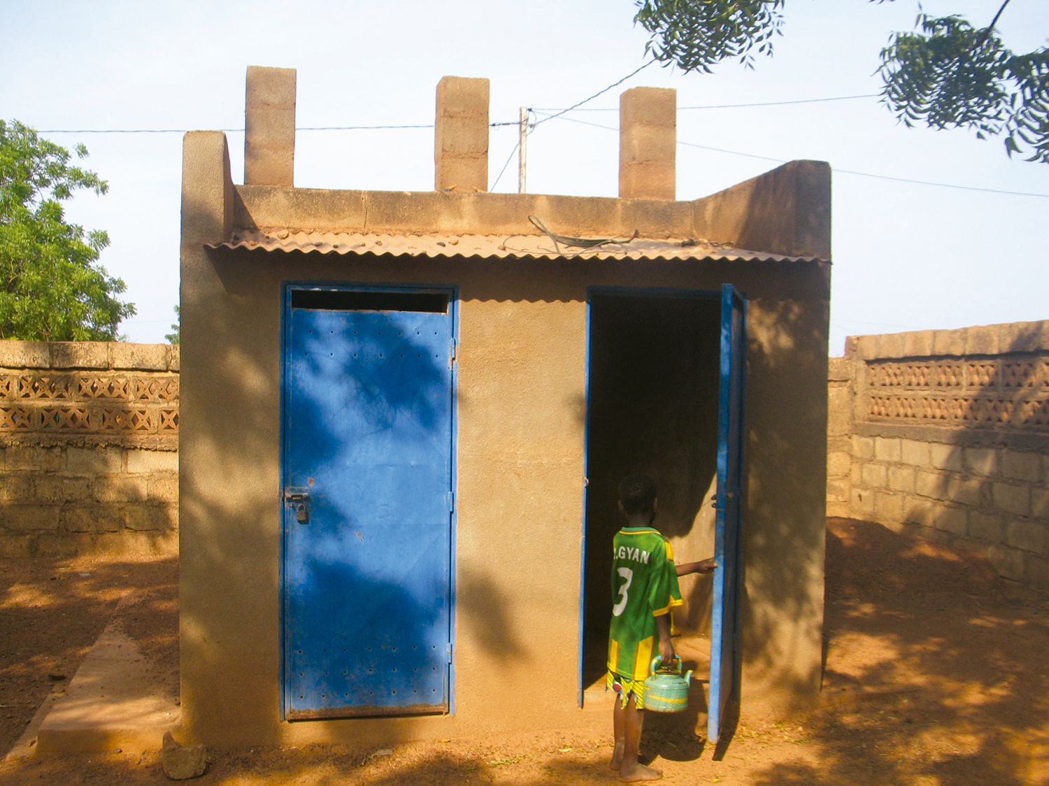 L’ONEA construit des latrines communales aux villages et zones communes comme des marchés. Voici des latrines à Kaya, à 100 kilomètres de la capitale. Crédit photo ONEA