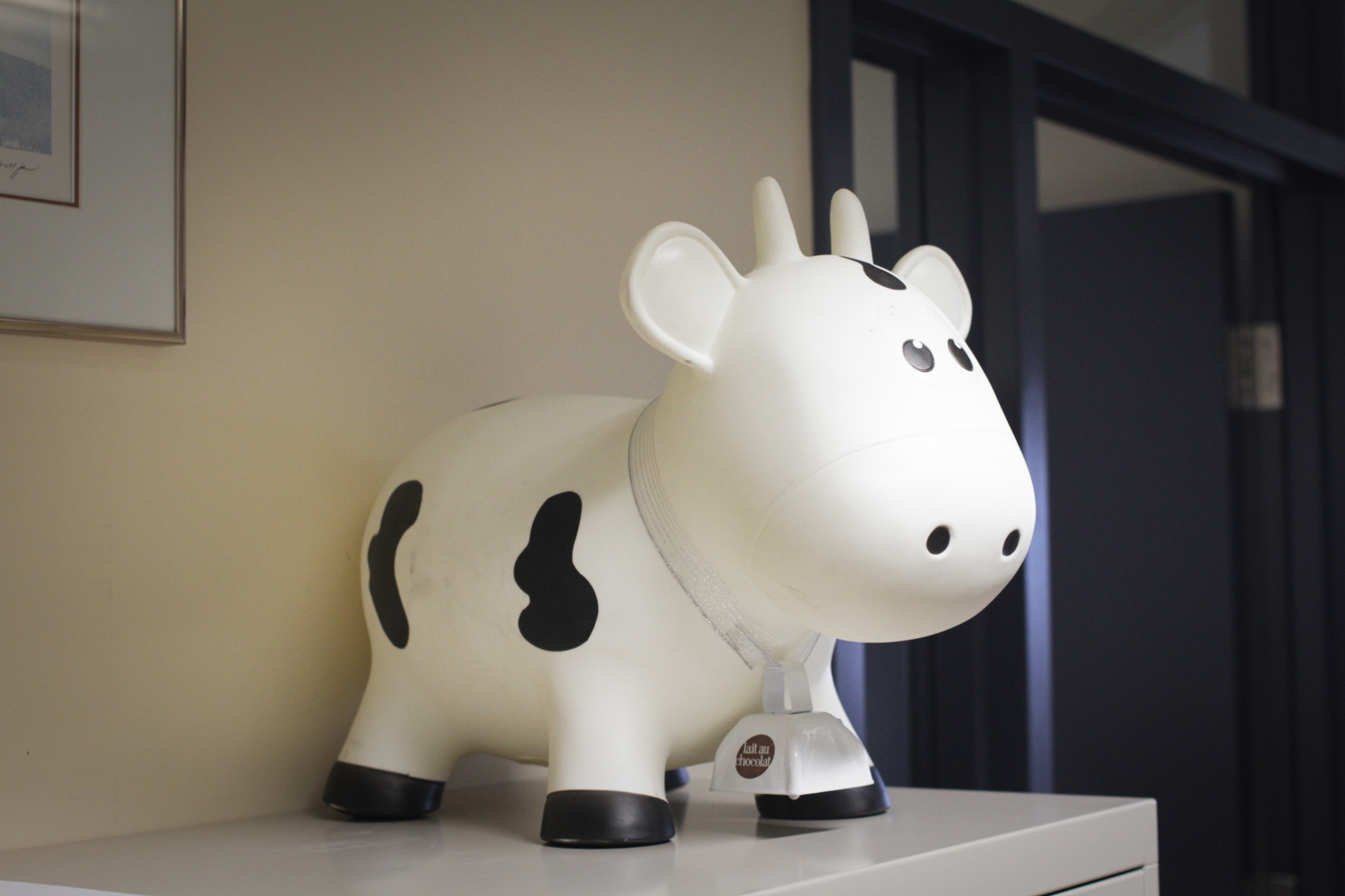 Les bureaux sont remplis de petites statues de vaches.