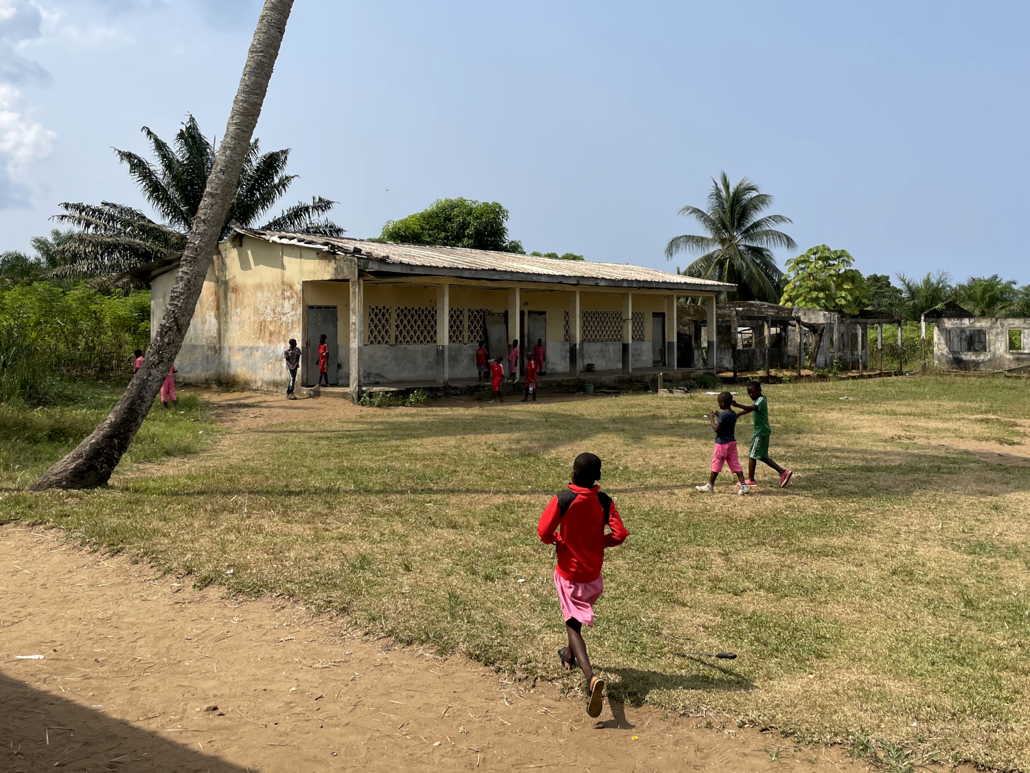La cour de récréation de l’école primaire d’Ebodjé © Globe Reporters