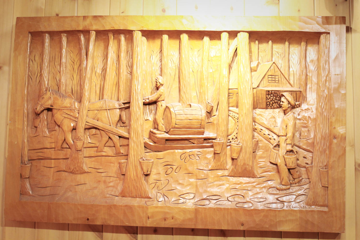 Un relief en bois qui représente une « cabane à sucre » où se fabrique du sirop d’érable © Globe Reporters