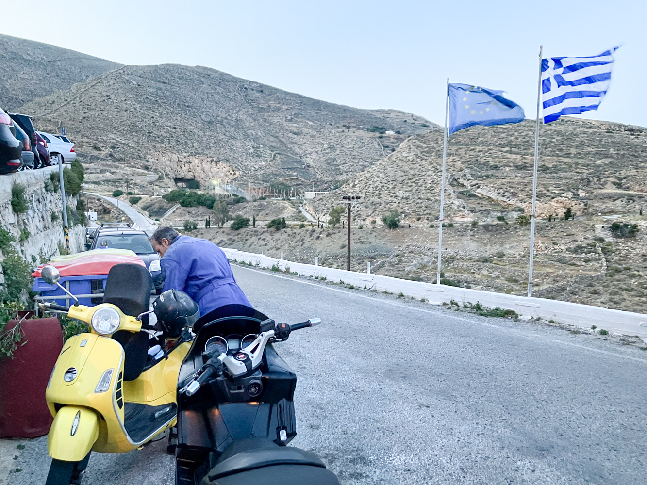 Arrivée à Ano Syros avec à la vespa jaune d’Antonis MARAGOS, peu avant l’interview © Globe Reporters