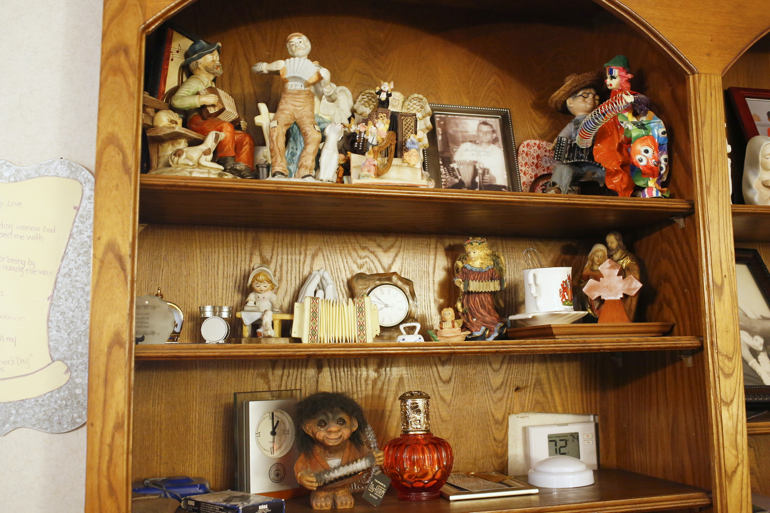 Sheryl collectionne les figurines qui jouent de l’accordéon © Globe Reporters
