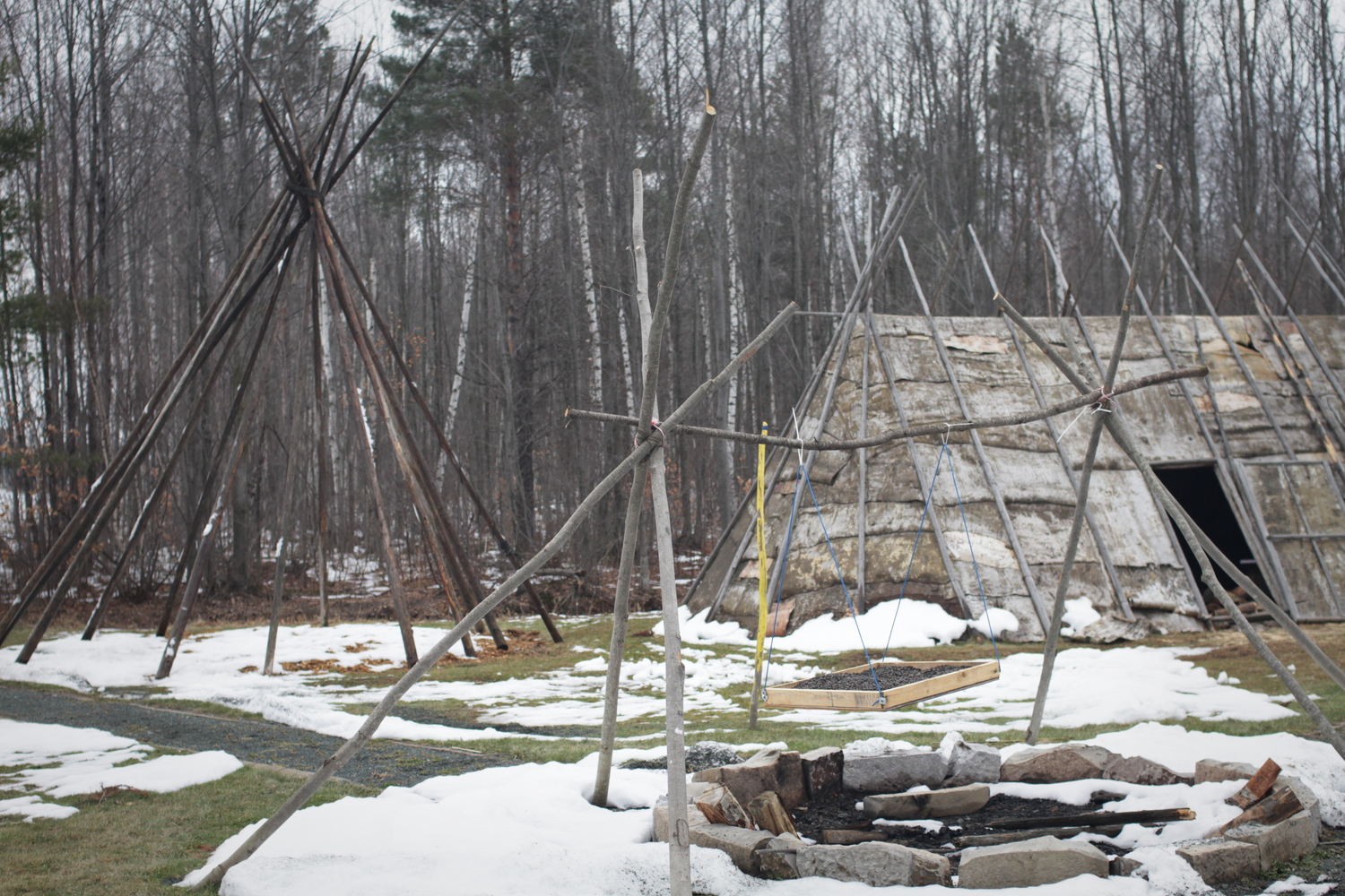 Des structures de tipis et tentes sont installées dans le jardin du CEGEP pour rappeler les habitats traditionnels.