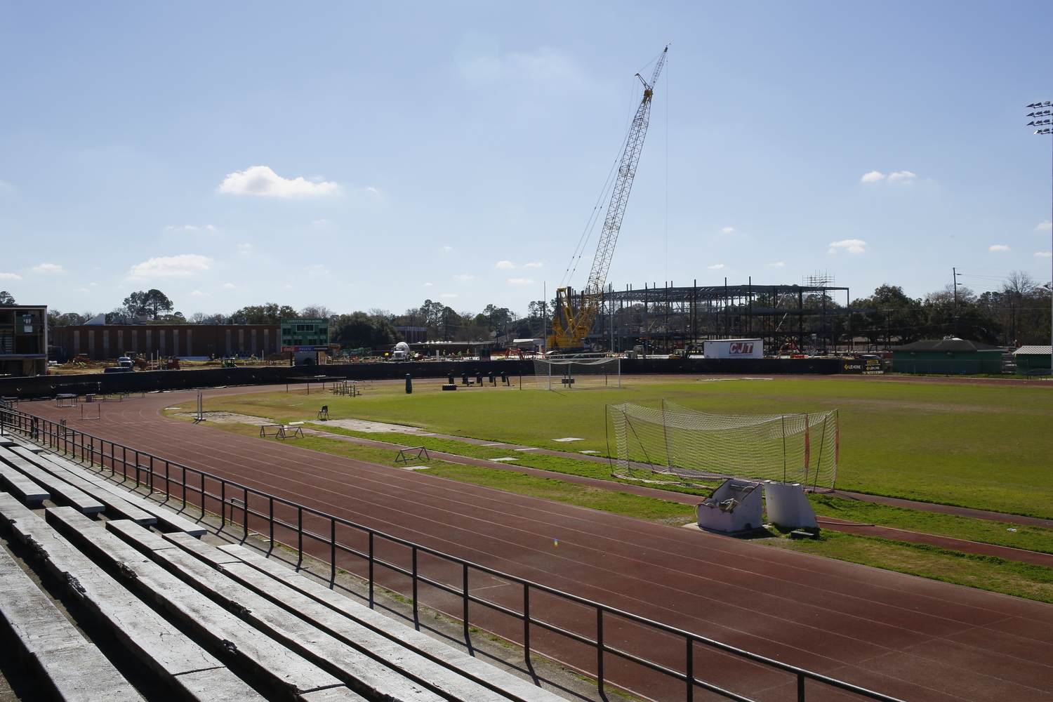 Terrain de football de Lafayette High School avec vue sur le chantier de construction du prochain lycée © Globe Reporters