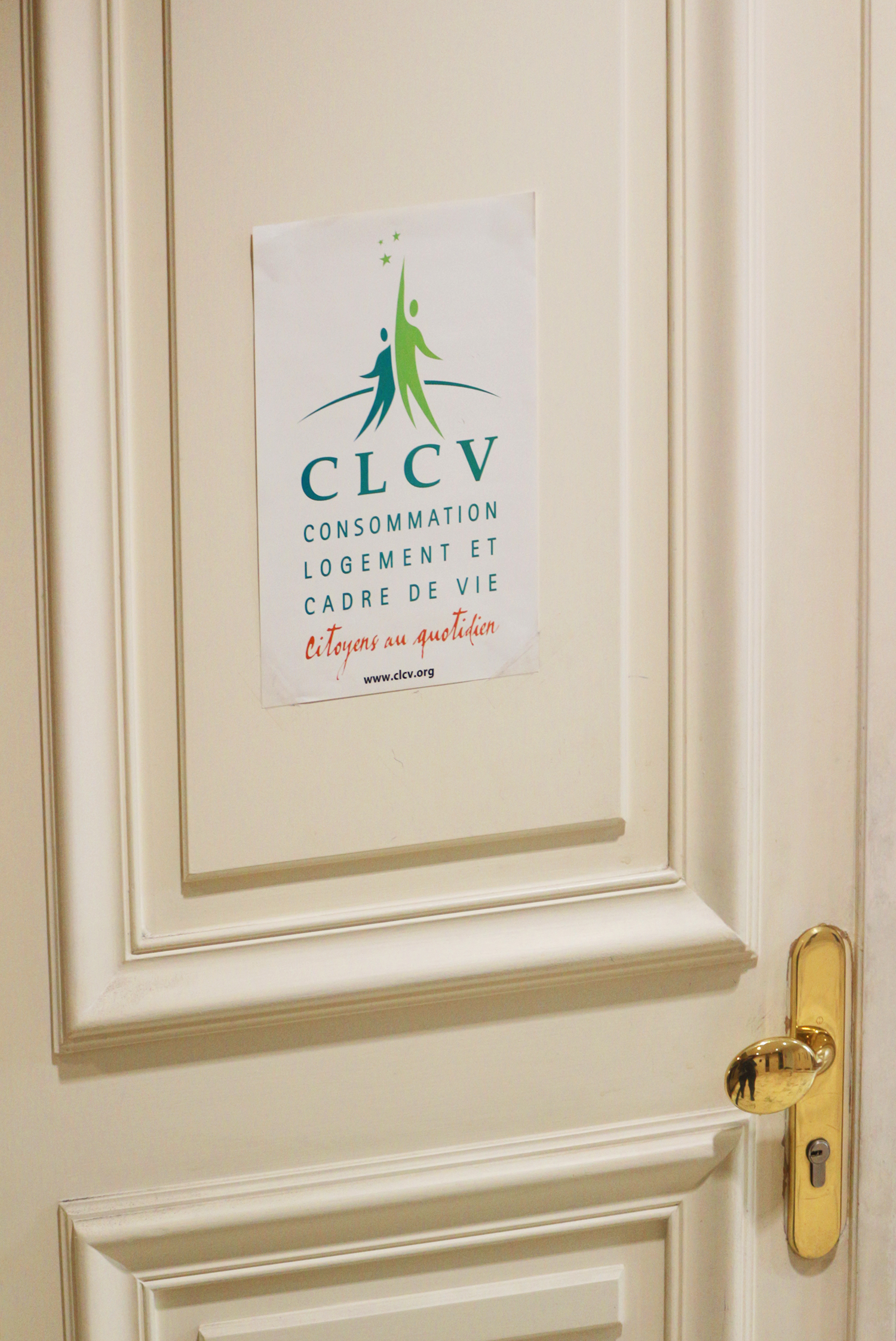 Au premier étage, les portes du CLCV font face à celles d’un cabinet d’avocat. 
