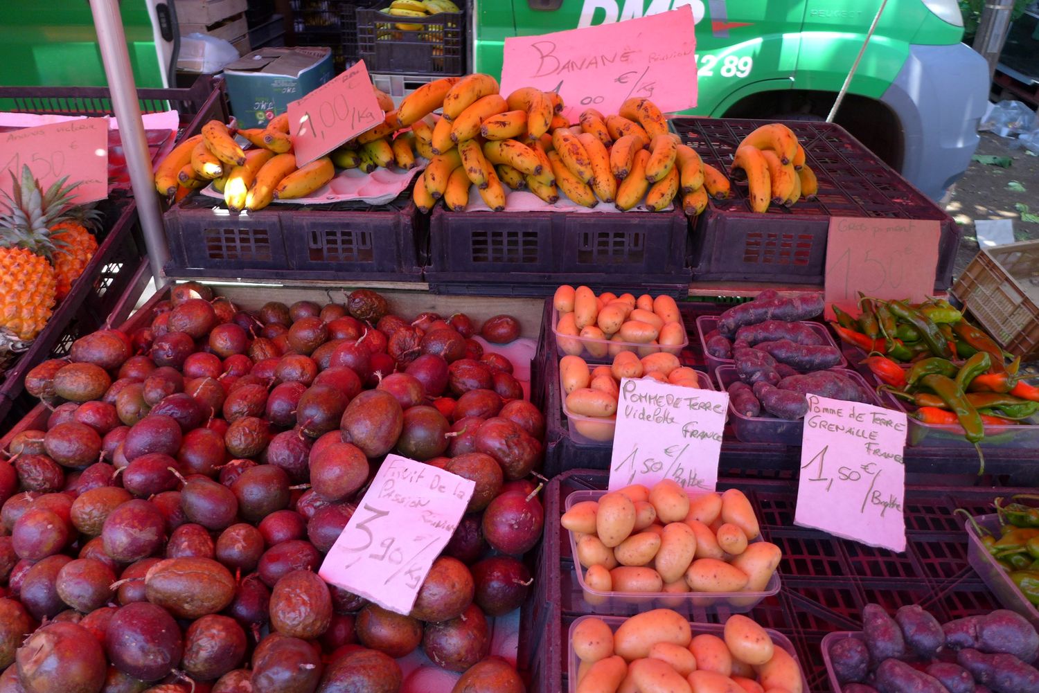 Il y a aussi beaucoup de légumes importés, ici la pomme de terre origine France sur le marché de Saint-Pierre. 