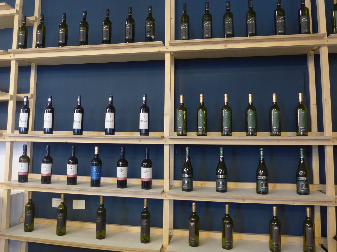 Le vin servi dans le restaurant est produit dans la région qui se situe entre la côte de la mer Noire et le Danube : elle s’appelle la Dobrogea.