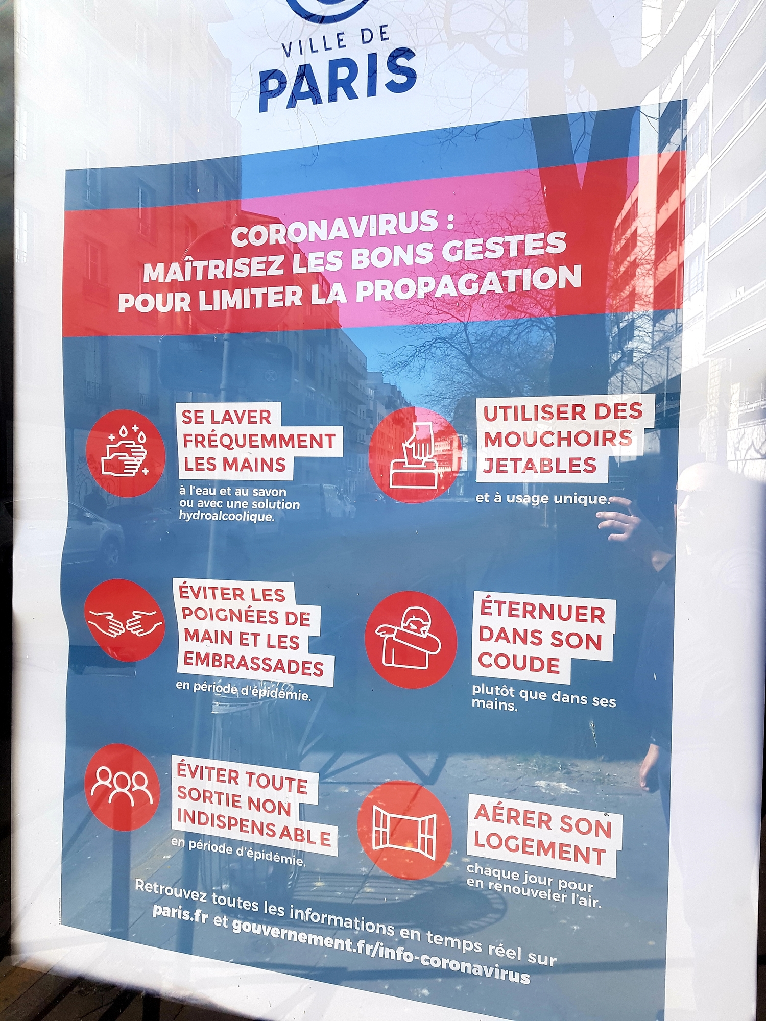 Un des nombreux panneaux de sensibilisation aux gestes barrières, mis en place par la Ville de Paris.