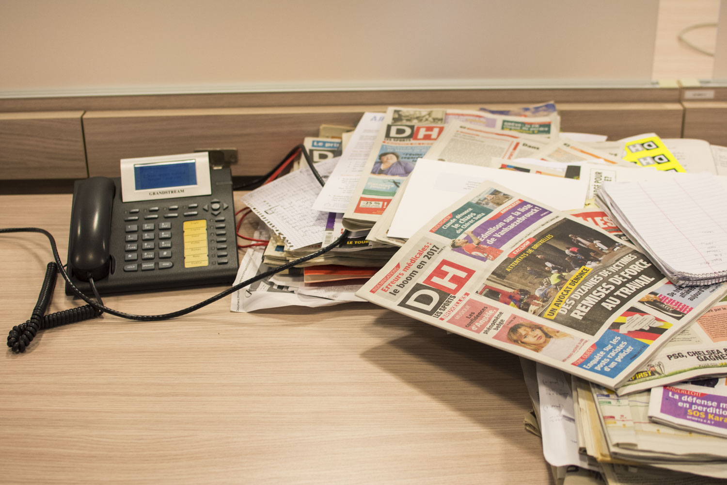 Sur chaque bureau, un téléphone fixe pour passer des appels et prendre des rendez-vous. A l’heure où tous les journalistes ont un téléphone portable, cela peut paraître désuet. Et pourtant, c’est toujours utile ! © Globe Reporters