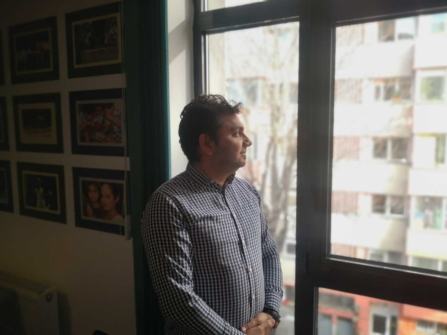 Alexandru ZAMFIR travaille depuis plusieurs années pour la fondation. Il est également professeur de langue romani à la faculté de Bucarest © Globe Reporters