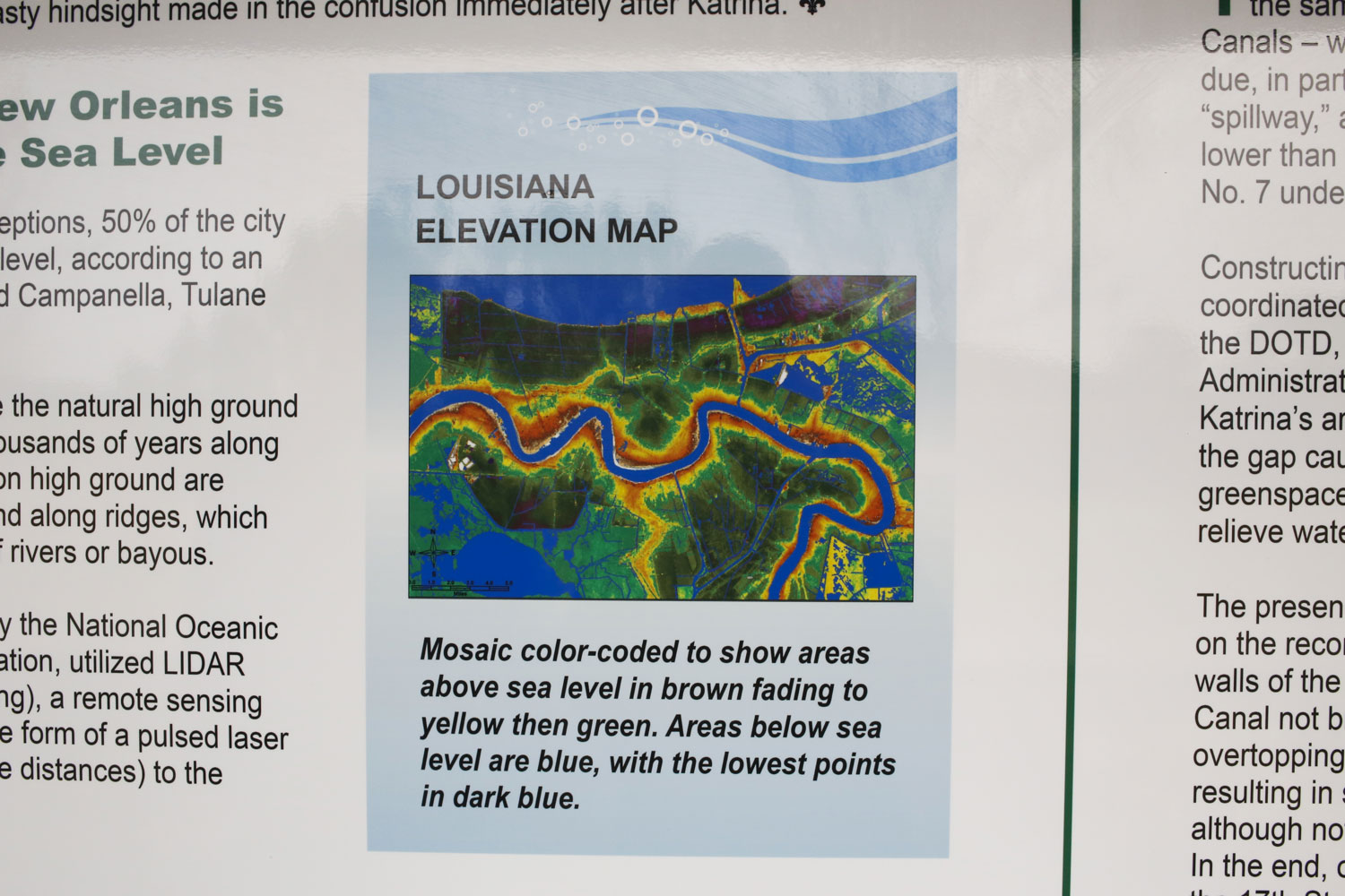 Panneau explicatif qui montre l’élévation du sol à La Nouvelle-Orléans. Une grande partie de la ville est sous le niveau de la mer (en vert et violet) © Globe Reporters