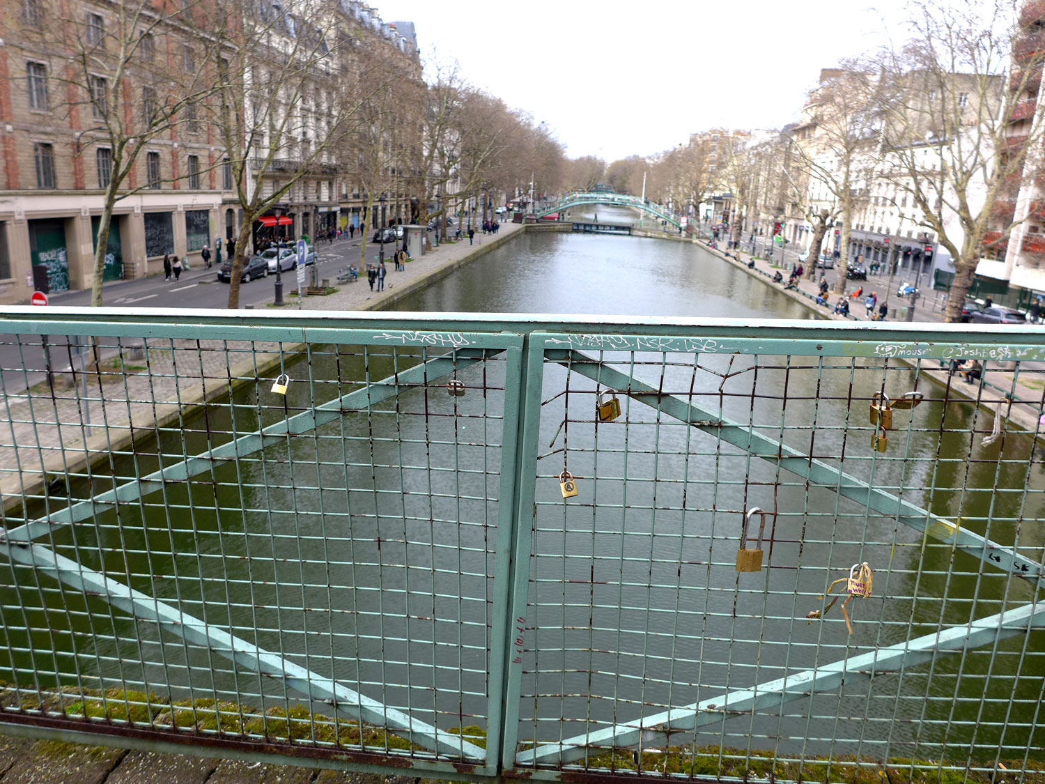 La nouvelle mode sur les ponts parisiens ; les amoureux accrochent des cadenas pour célébrer leur amour.