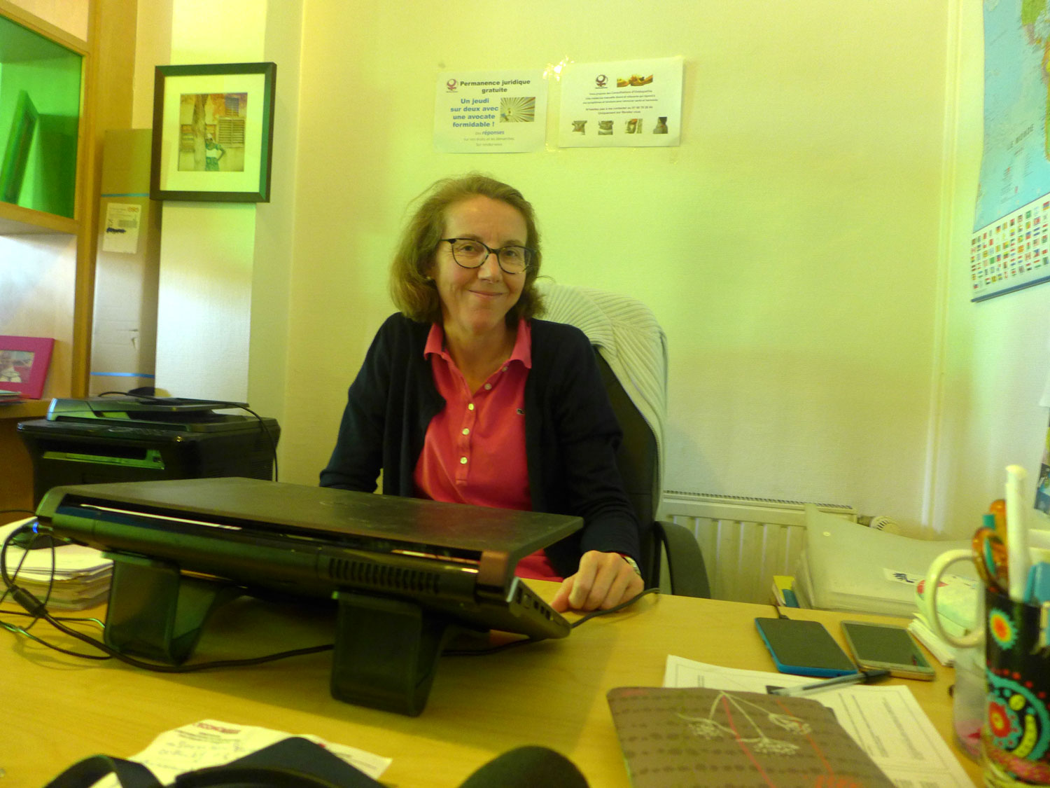 Carole, la directrice de l’association dans son bureau. 