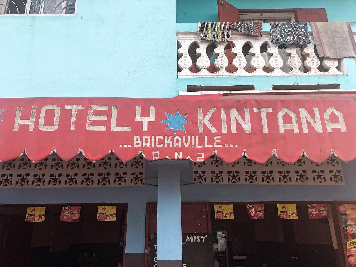 Hotely, le restaurant populaire à Brickaville où notre envoyée spéciale rencontre Lanza RAKOTOARISOA © Globe Reporters