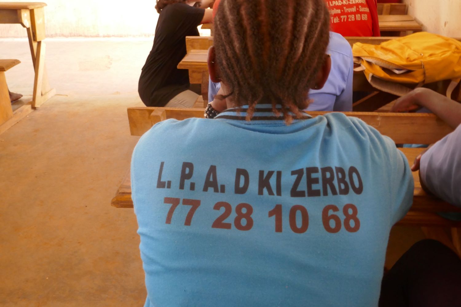 T-shirt de l’uniforme des élèves du lycée KI-ZERBO © Globe Reporters/Zabda