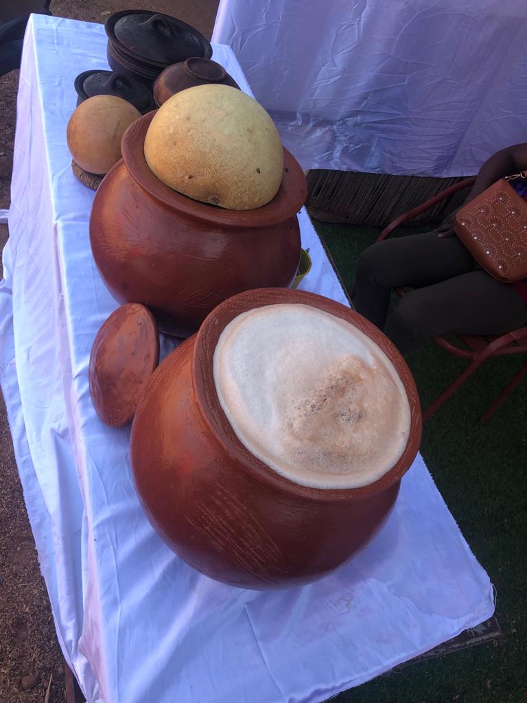 Récipients pour préparer le « dolo », une bière à base de mil. C’est la boisson traditionnelle lors des fêtes et des célébrations © Globe Reporters/Olivia BAYALA