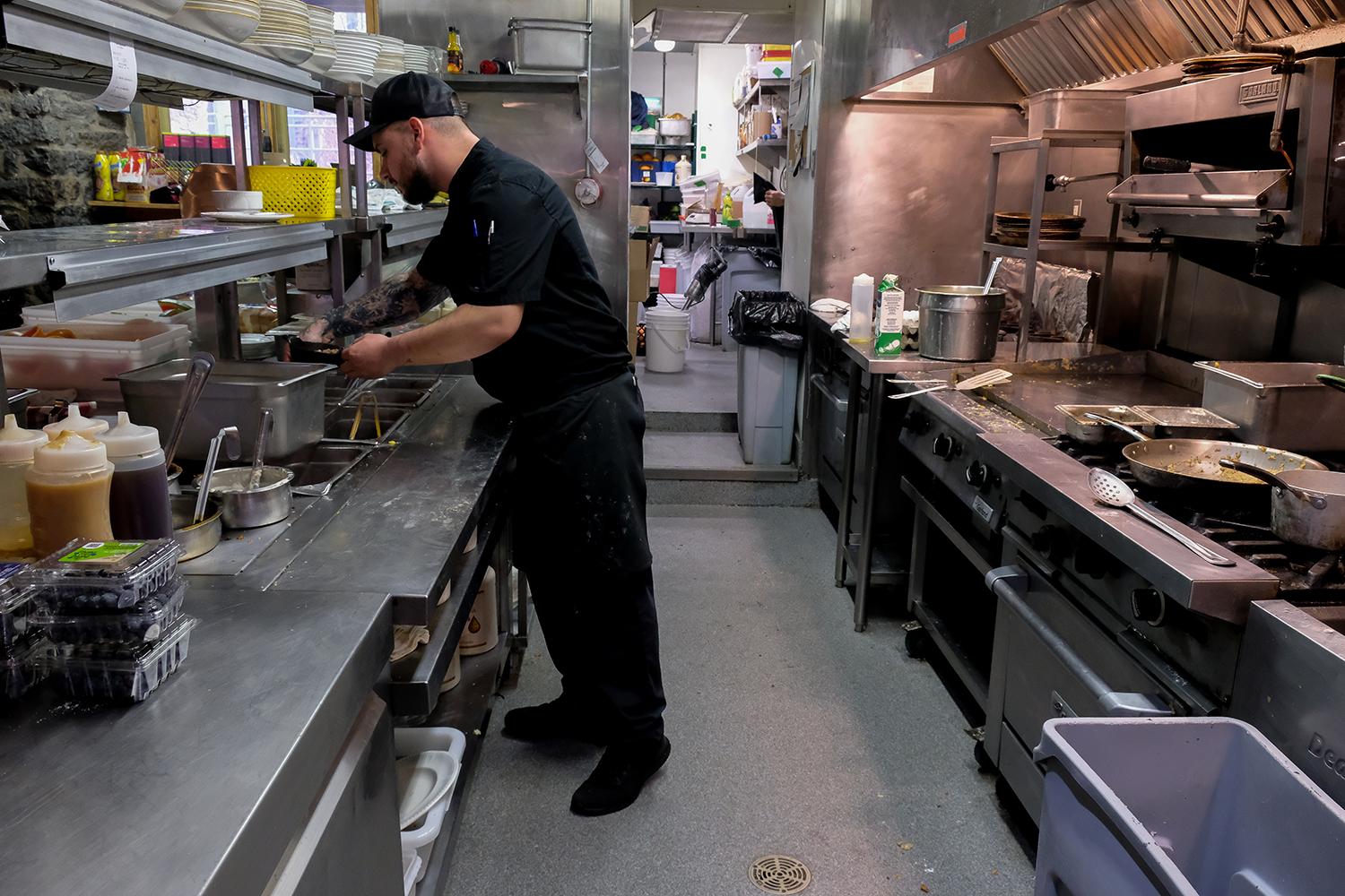 Guillaume CARTIGNY dans sa cuisine du restaurant La bûche © Globe Reporters