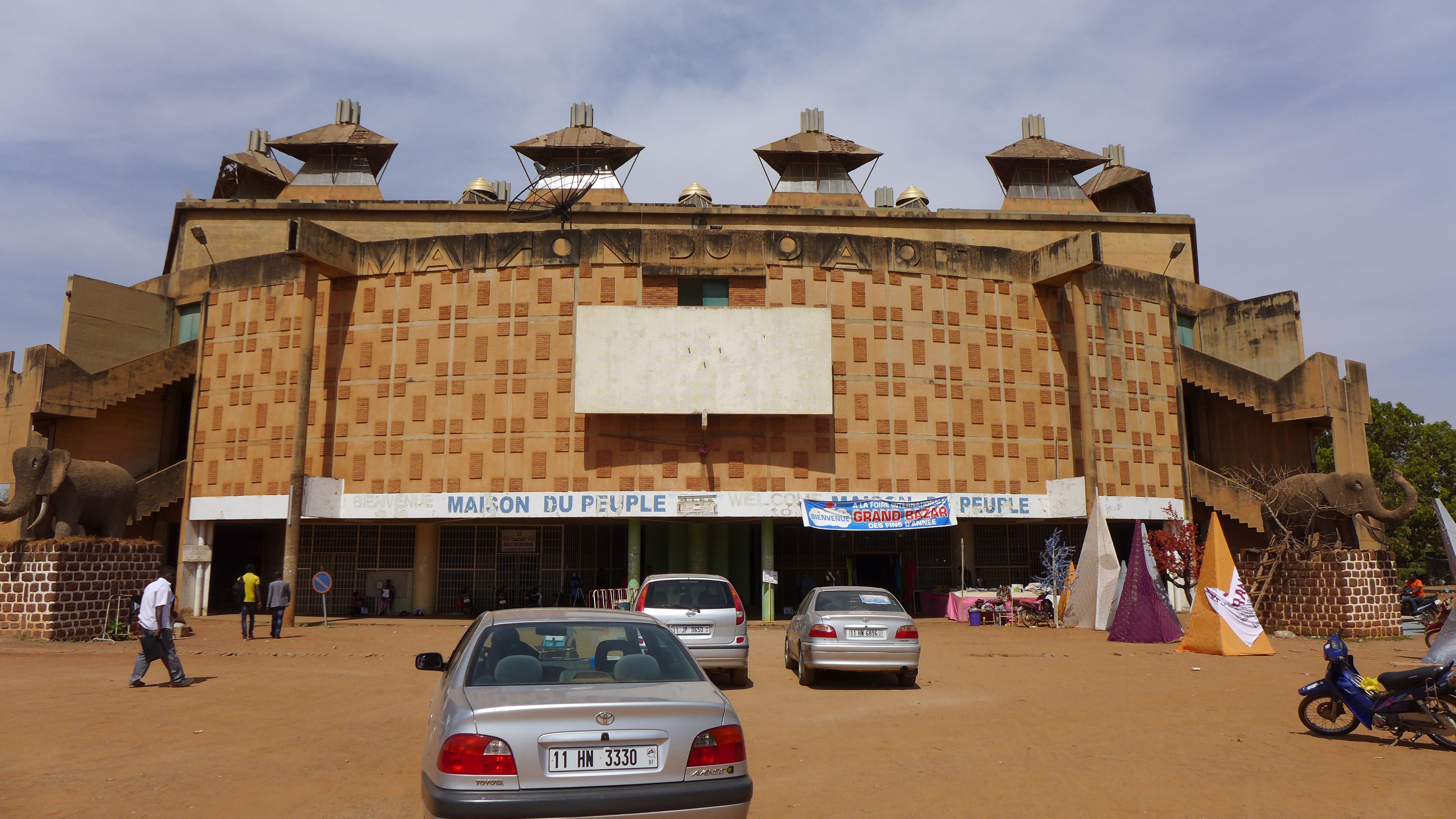 Le Zama Chapelle est à côté de la Maison du Peuple, un des bâtiments le plus symboliques de Ouagadougou. 