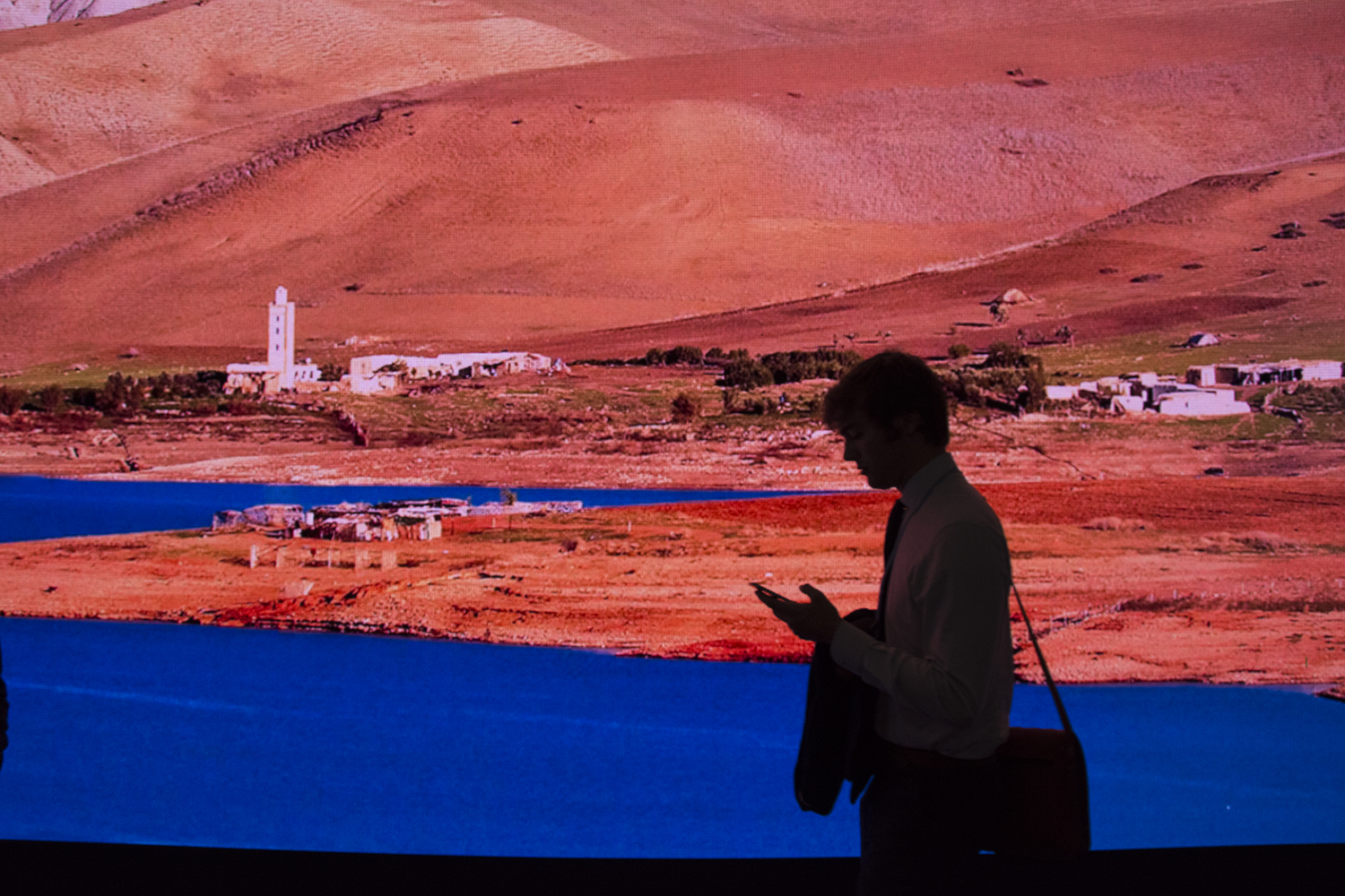 Sur l’auditorium du Maroc, des images du pays et de ses cours d’eau sont projetées 
