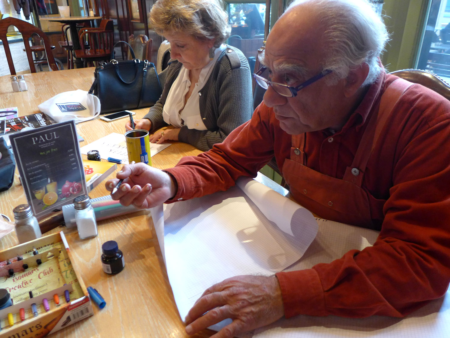 Bernard Sader au cours de son atelier de calligraphie.