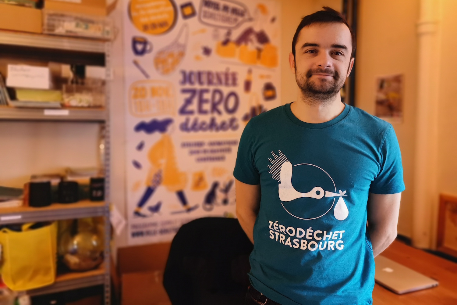 Adrien LACROIX de Zéro déchet Strasbourg avec le T-shirt de l’association © Globe Reporters