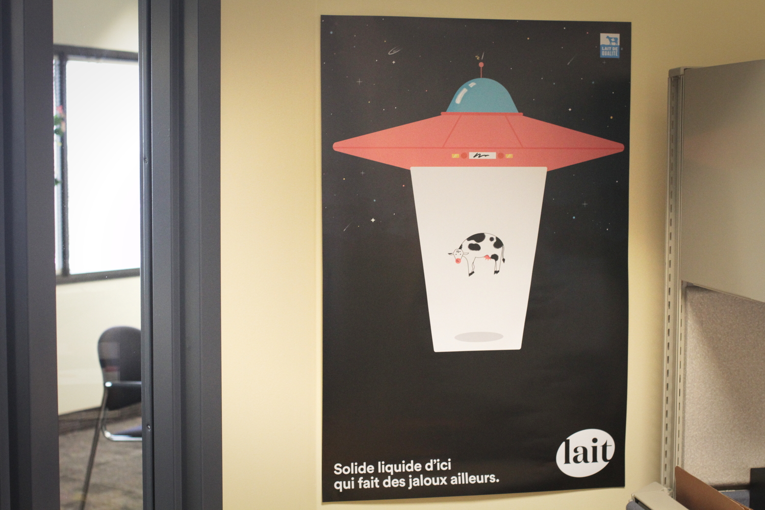 Une affiche de campagne qui fait la promotion du lait.