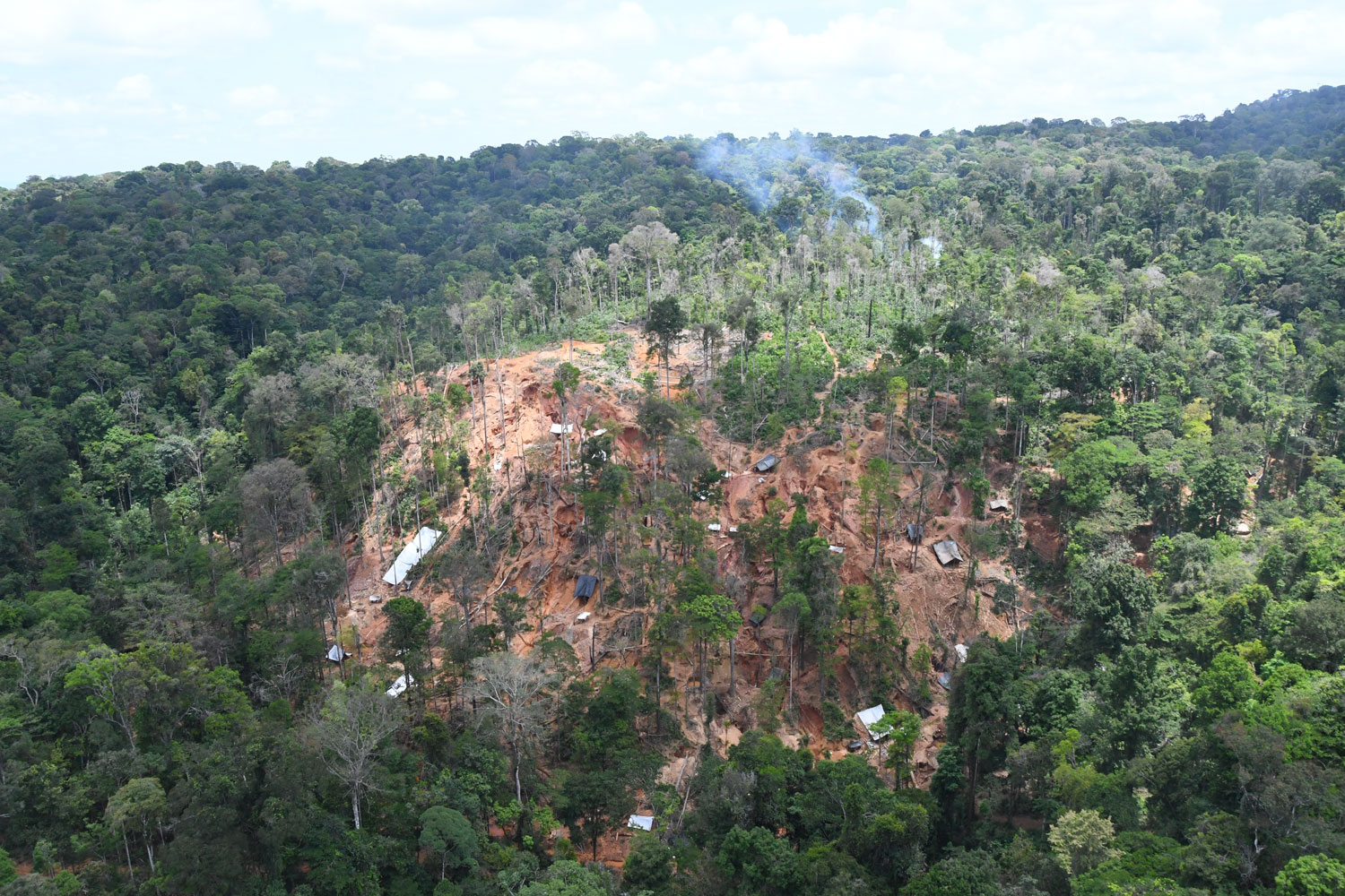 Vue d’ensemble d’un site d’orpaillage clandestin – crédit Parc amazonien de Guyane
