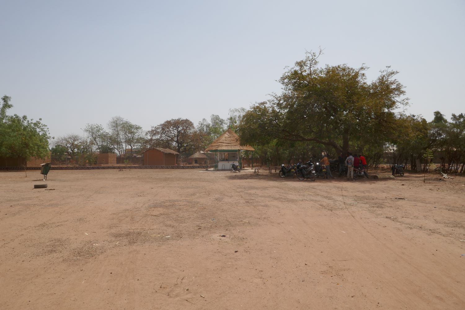 Le musée national, situé à l’est de Ouagadougou, occupe une propriété de 29 hectares. Au fond se trouve la cantine avec des tables parsemées sous les arbres où les gens aiment s’asseoir et discuter d’histoire, d’art et de philosophie © Globe Reporters