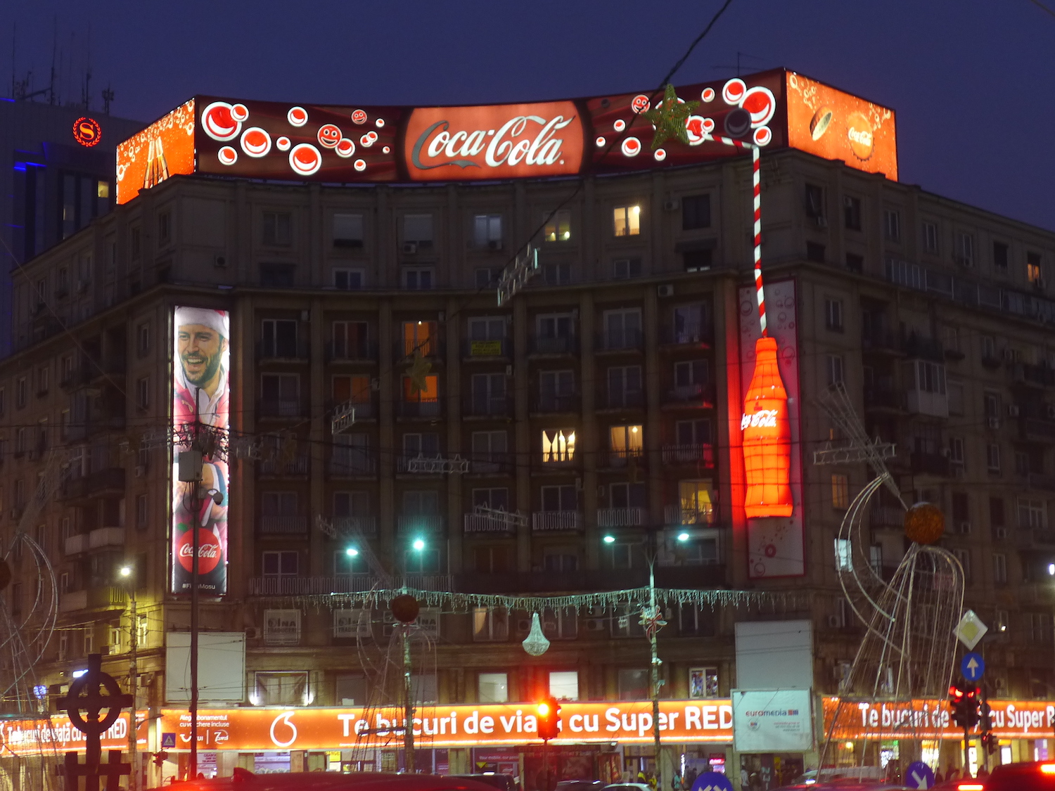 Une pub Coca-Cola géante, sur un immeuble de la Piata Romana. Beaucoup de bâtiments sont recouverts de grands panneaux de pub, à Bucarest.