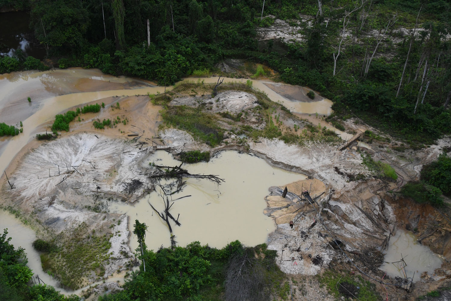 Chantier d’orpaillage illégal et dommages sur l’environnement – crédit Parc amazonien