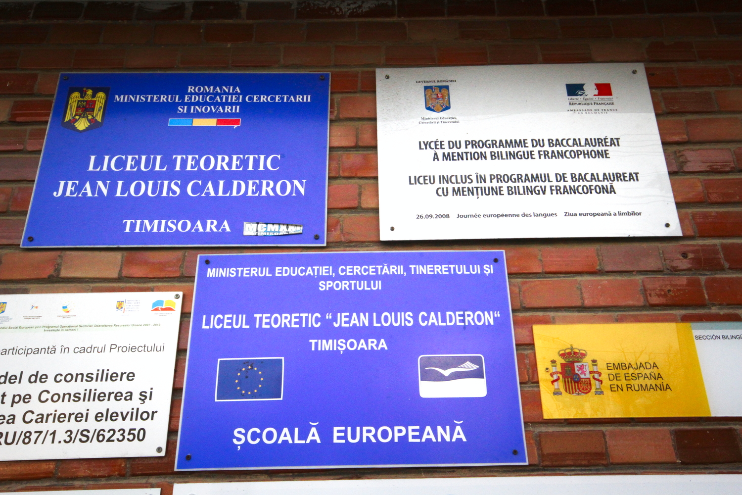 Affichage à l’entrée qui affirme la dimension européenne du lycée © Globe Reporters