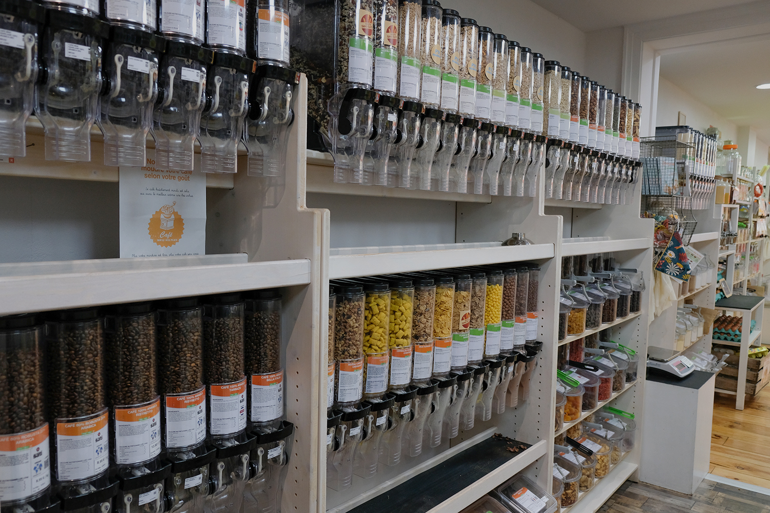 Pâtes, céréales, confiseries, légumineuses, sont installées dans des distributeurs pour que les clients puissent se servir en fonction de leurs besoins. 