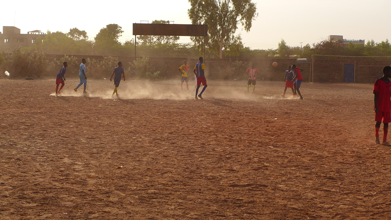 Les entrainements en cette époque de l’année se font au milieu de la poussière amenée par l’Harmattan, le vent du désert. 