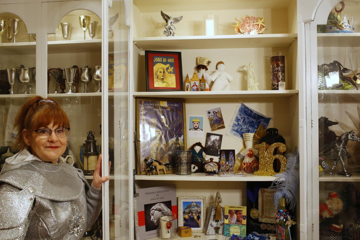 Antoinette devant l’étagère remplie des objets du Krewe © Globe Reporters