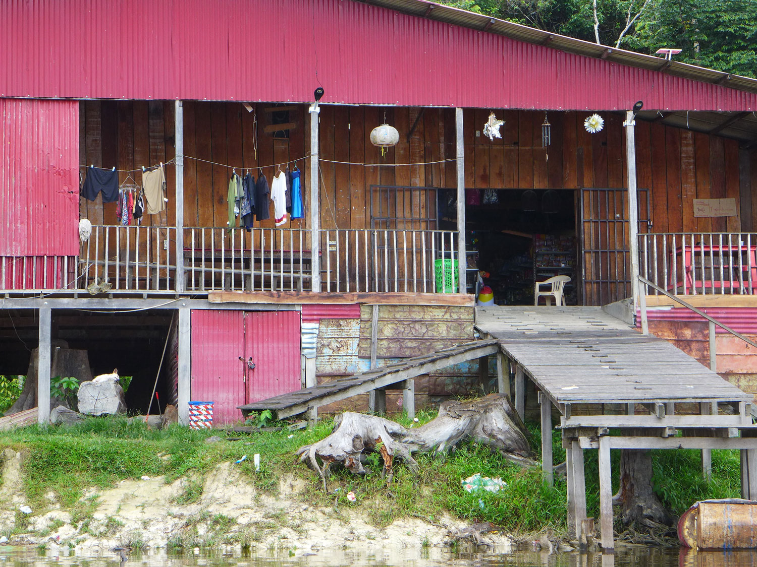 Le magasin chinois situé de l’autre côté du fleuve, au Suriname.