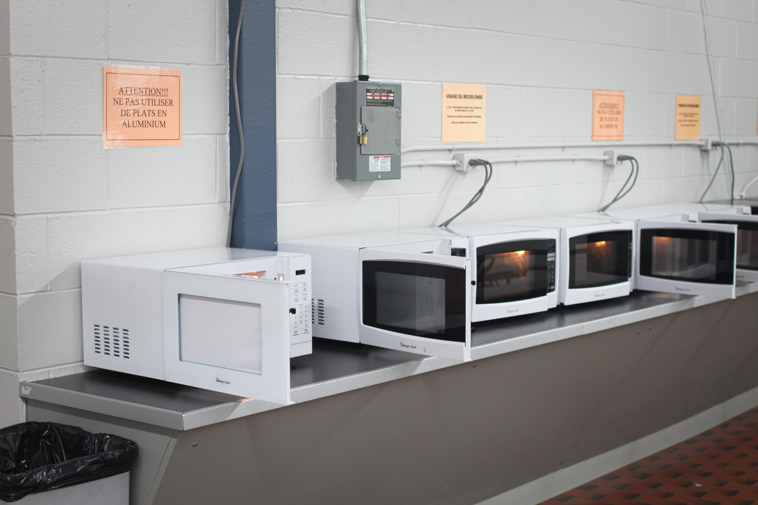 Micro-ondes où les élèves peuvent réchauffer les repas préparés chez eux.